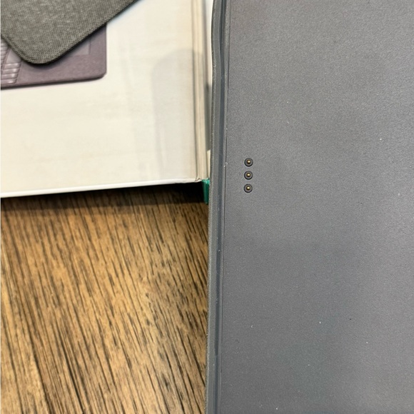 Logitech Combo Touch detachable keyboard case with trackpad and Smart Connector - Picture 4 of 11